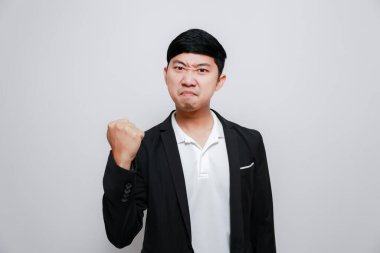 Asyalı siyah takım elbiseli, çapraz kollu düşünceli ve düşünceli.