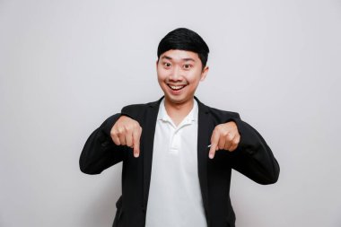 Asyalı siyah takım elbiseli, çapraz kollu düşünceli ve düşünceli.