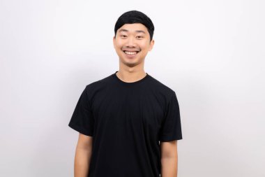 Genç Taylandlı siyah tişörtlü neşeli gülüşlü kamera kırbacına bak izole edilmiş beyaz portreye.