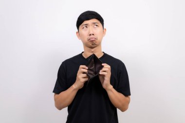 Asyalı adam siyah gömlekli. Para yok. Cüzdanı yok. 