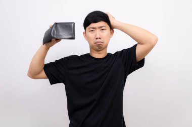 Zavallı Asyalı adam, siyah gömlekli cüzdan. Üzgün ve baş ağrısı çekiyor. 