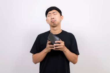 Asyalı adam siyah gömlekli. Para yok. Cüzdanı yok. 