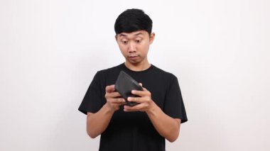 Zavallı siyah gömlekli adam cüzdanında izole edilmiş para bulunca şoka girdi.