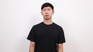 Negatif Asyalı siyah gömlek sıkılıyor. Derin bir nefes al.