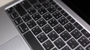 Kapalı tuş takımı dizüstü bilgisayarı yavaş çekim
