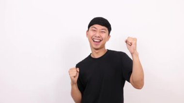 Asyalı adam güler yüzlü neşeli dans eden yalnız, neşeli adam komik dans