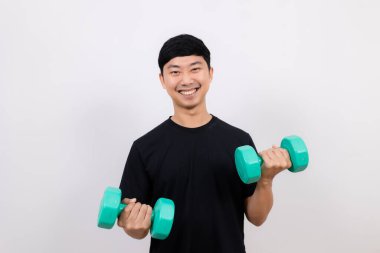 Asyalı adam egzersiz için dambılı tut mutlu bir gülümseme izole edilmiş