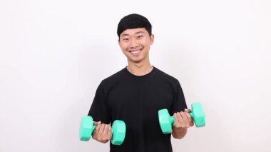 Asyalı siyah gömlekli, halterli, neşeli, izole bir adam.