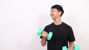 Asyalı siyah gömlekli, halterli, neşeli görünümlü, izole bir yer.