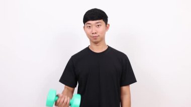 Asyalı siyah tişörtlü, halterli neşeli ve yalnız hisseden bir adam.