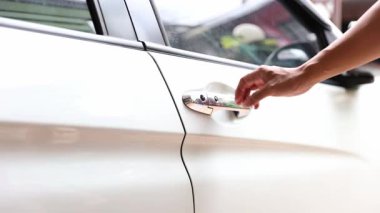 El açık araba beyaz rengi