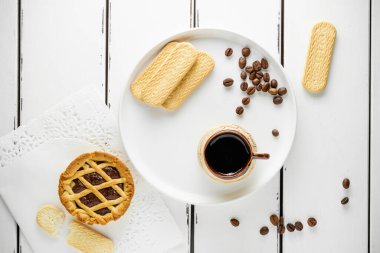 Coockie ile kahve, menü için fotokopi alanı olan tatlı bir sabah kahvaltısı, beyaz arka plan, duvar kağıdı