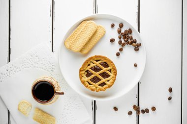 Coockie ile kahve, menü için fotokopi alanı olan tatlı bir sabah kahvaltısı, beyaz arka plan, duvar kağıdı