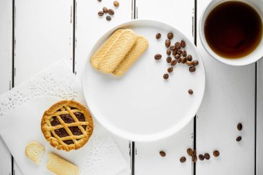 Coockie ile kahve, menü için fotokopi alanı olan tatlı bir sabah kahvaltısı, beyaz arka plan, duvar kağıdı
