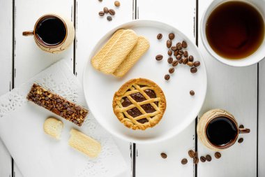 Coockie ile kahve, menü için fotokopi alanı olan tatlı bir sabah kahvaltısı, beyaz arka plan, duvar kağıdı