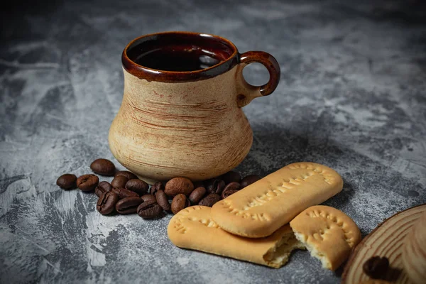 Kaffee Einer Tontasse Und Kekse Auf Abstraktem Hintergrund — Stockfoto
