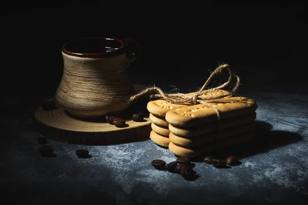 Kaffee Und Kekse Mit Einem Seil Auf Abstraktem Hintergrund Gebunden — Stockfoto