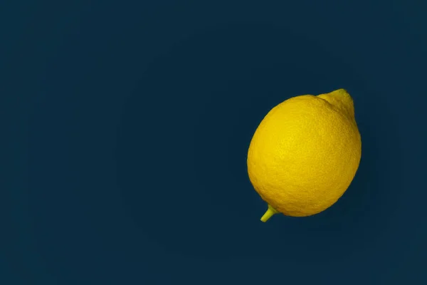 Желтый Лимон Синем Фоне Копирайтом Дизайн Изобразительное Искусство Изобразительное Искусство — стоковое фото