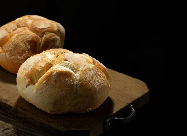 Frisch Gebackenes Brot Auf Rustikalem Holztisch — Stockfoto
