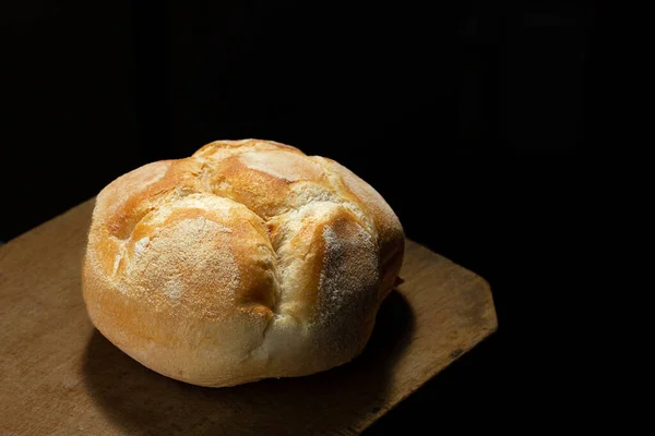 Φρεσκοψημένο Ψωμί Ρουστίκ Ξύλινο Τραπέζι — Φωτογραφία Αρχείου
