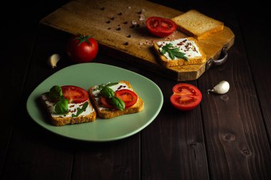 Tahta masada kahvaltıda sebzeli sandviç pişirmek. Ahşap arkaplan