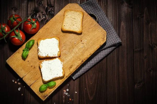 Śniadanie Zdjęcie Serka Śmietankowego Chleb Plasterkach Pomidor Drewnianym Tle — Zdjęcie stockowe