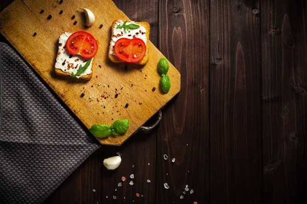 Pyszny Chleb Serem Śmietankowym Pomidorem Bazylią Drewnianym Stole Płaska Leżanka — Zdjęcie stockowe