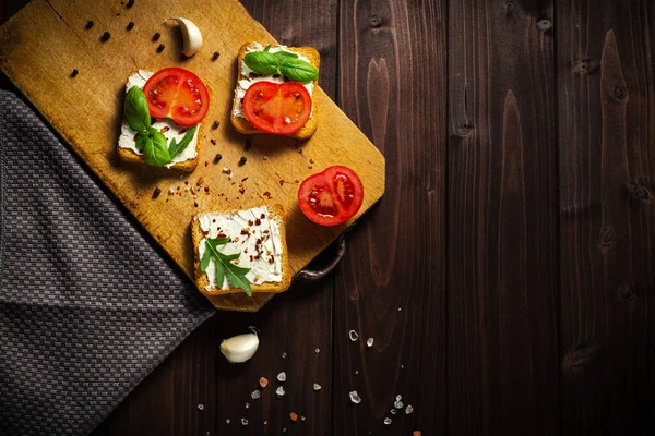 木製のテーブルの上にクリームチーズ トマトとバジリコとおいしいパン フラットレイアウト テキストのスペース — ストック写真