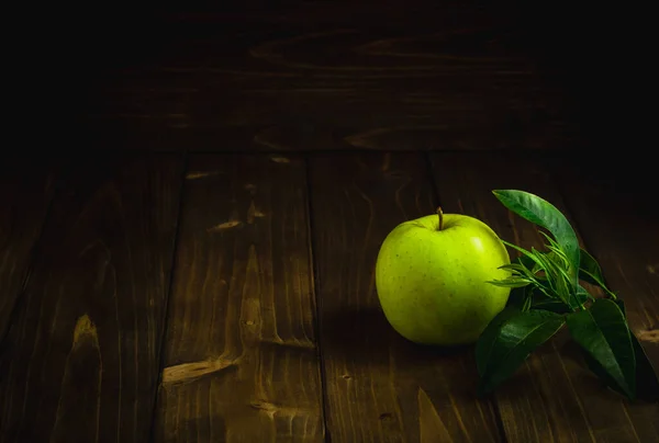 Rijp Groene Appel Een Houten Tafel Een Donkere Eiken Achtergrond — Stockfoto