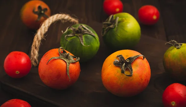 Sammlung Ganzer Farbiger Tomaten Serviert Auf Rustikalem Holz Tomaten Stillleben — Stockfoto