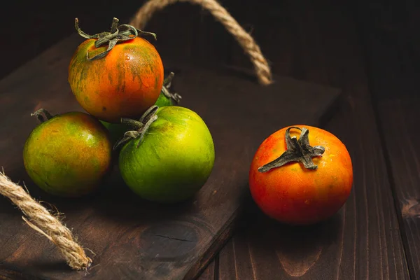 Coleção Tomates Coloridos Inteiros Servidos Fundo Rústico Madeira Tomate Ainda — Fotografia de Stock