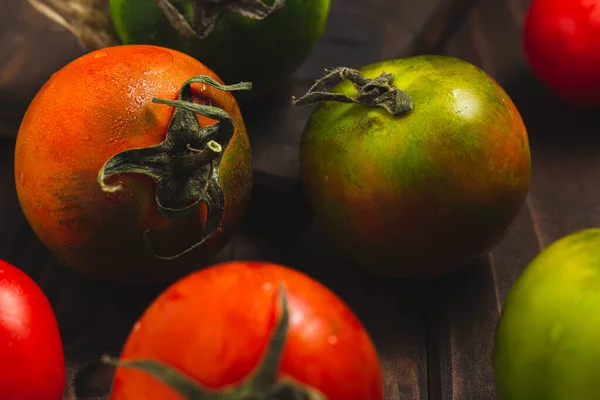 Coleção Tomates Coloridos Inteiros Servidos Fundo Rústico Madeira Tomate Ainda — Fotografia de Stock