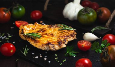 Baharatlı biftek ve domatesli ızgara biftek.