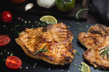 Baharatlı biftek ve domatesli ızgara biftek.