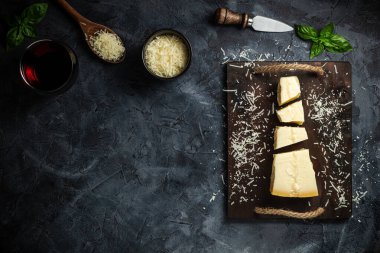Tahta kesme tahtasındaki üç köşeli sert peynirin üst görüntüsü