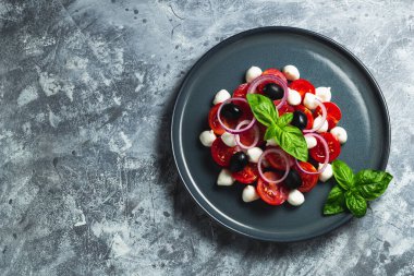 Mozzarella topları ve kiraz domatesli Caprese salatası. Üst görünüm