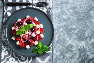 Mozzarella topları ve kiraz domatesli Caprese salatası. Üst görünüm