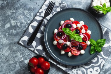 Mozzarella topları ve kiraz domatesli Caprese salatası. Üst görünüm