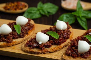 Bruschetta kurutulmuş domates, mozzarella peyniri, sarmısak ve zeytinyağı ile. Geleneksel İtalyan yemekleri ızgara ciabatta hazırladım. Antipasti