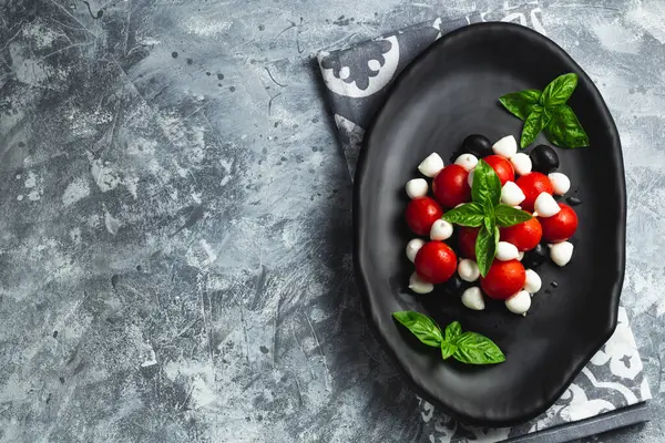 チェリートマト ミニモッツァレラ 新鮮なバジルの葉 伝統的なイタリアの食べ物 アンティパストとカプセル バナー メニュー テキストのレシピ場所 トップビュー — ストック写真