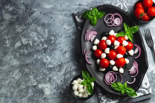 Caprese Pomidorami Wiśniowymi Mini Mozzarella Świeże Liście Bazylii Tradycyjne Włoskie — Zdjęcie stockowe