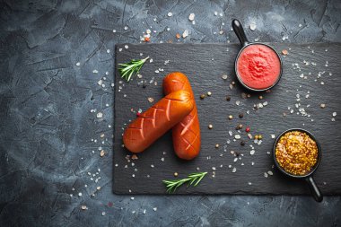 Taş tabakta baharatlı ızgara sosis. Eskimiş arkaplan