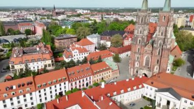 Wrocaw Katedrali 'nin (Vaftizci Aziz John Katedrali, Polonya: Arşikatedra w. Jana Chrzciciela) ve yakınlardaki binaların havadan görünüşü