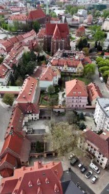 Polonya 'nın Wroclaw kentindeki Katedral Adası' nın (Ostrw Tumski) havadan görünüşü, Wrocaw Katedrali (Vaftizci Aziz John Katedrali, Polonya: Archikatedra w.)