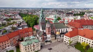Polonya, Krakow 'daki Wawel Kalesi' nin hava görüntüsü insansız hava aracı ile çekildi.