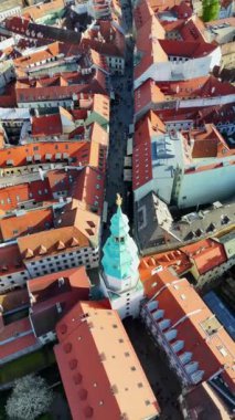 Bratislava Eski Kasabası ve Michael 'ın Kapısı' nın (Michalsk brna) insansız hava aracı ile çekilmiş hava görüntüsü.