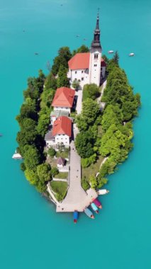 Slovenya 'daki Bled Gölü' ndeki güzel bir adanın insansız hava aracı çekimi