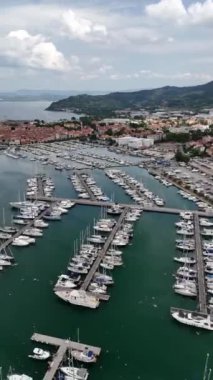 Slovenya 'daki Izola kasabası ve marinasının insansız hava aracı görüntüleri
