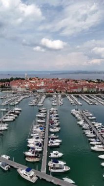 Slovenya 'daki Izola kasabası ve marinasının insansız hava aracı görüntüleri