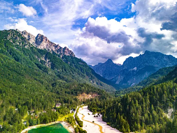 Slovenya 'nın Kranjska Gora kentindeki güzel Julian Alpleri ve Jasna Gölü' nün hava manzarası İHA ile çekildi